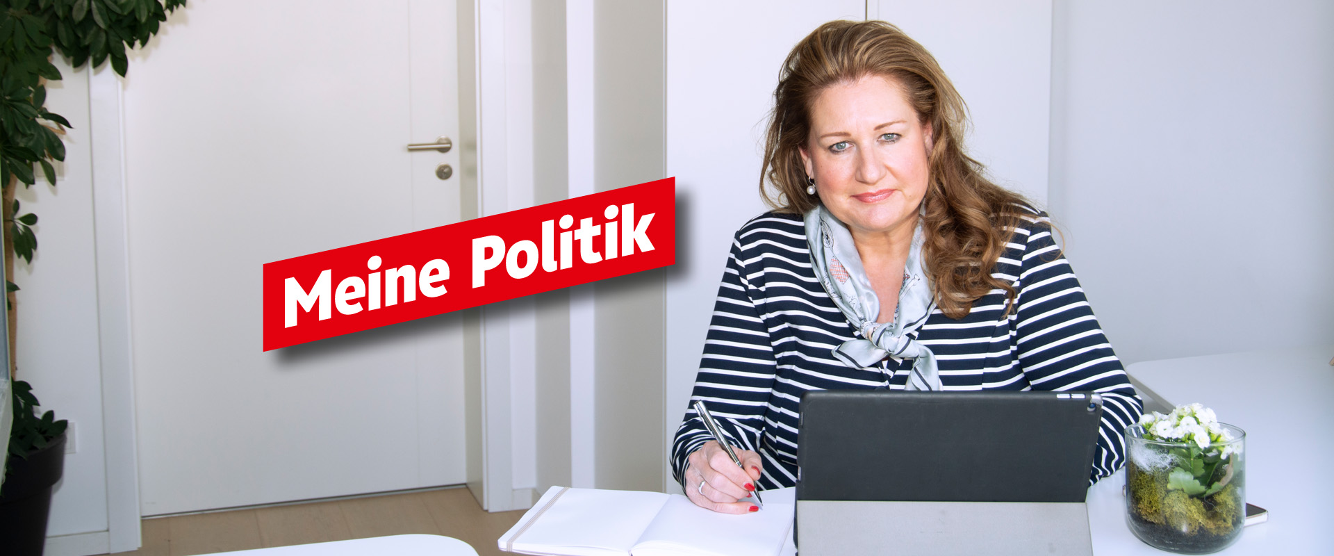 Sandra Hauber im HomeOffice, vor ihrem Laptop