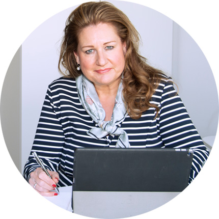 Sandra Hauber im HomeOffice, vor ihrem Laptop