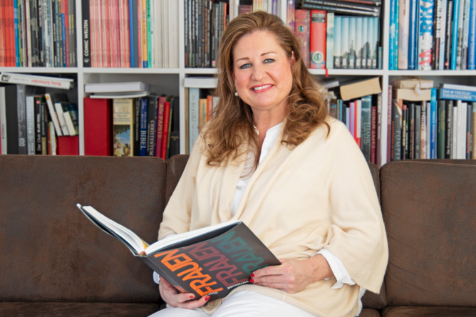 Sandra Hauber in der Stadtbücherei Zirndorf mit einem Buch in der Hand