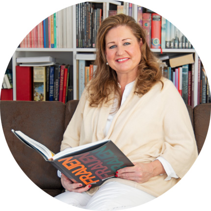 Sandra Hauber in der Stadtbücherei Zirndorf mit einem Buch in der Hand